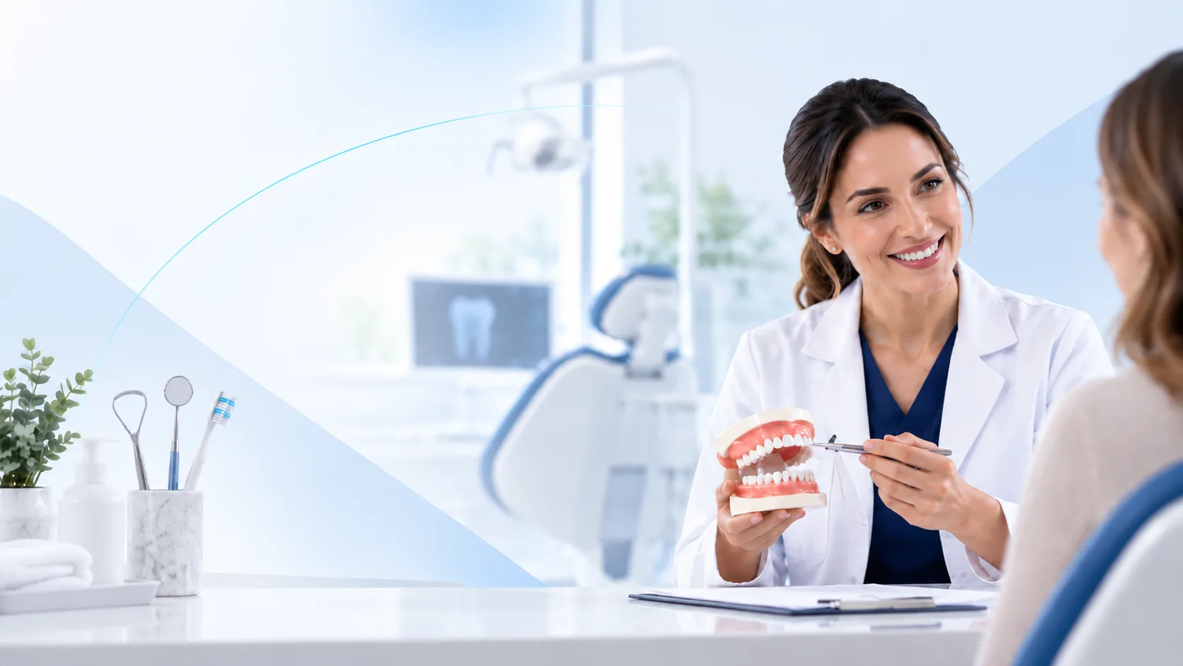 Dentista explicando informações sobre saúde bucal para uma paciente em consultório odontológico